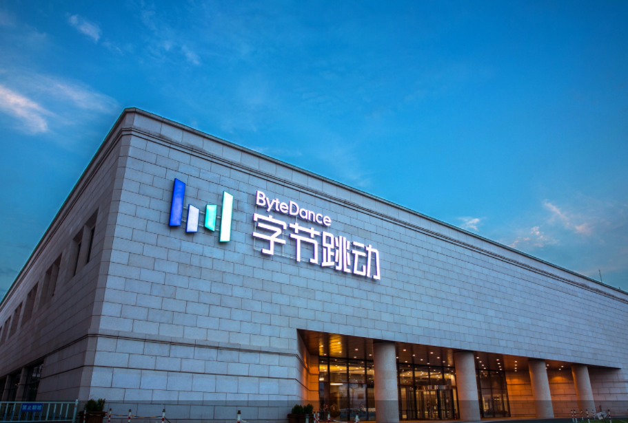 东方卫视新闻：三十年深耕，见证城市脉搏与时代回响